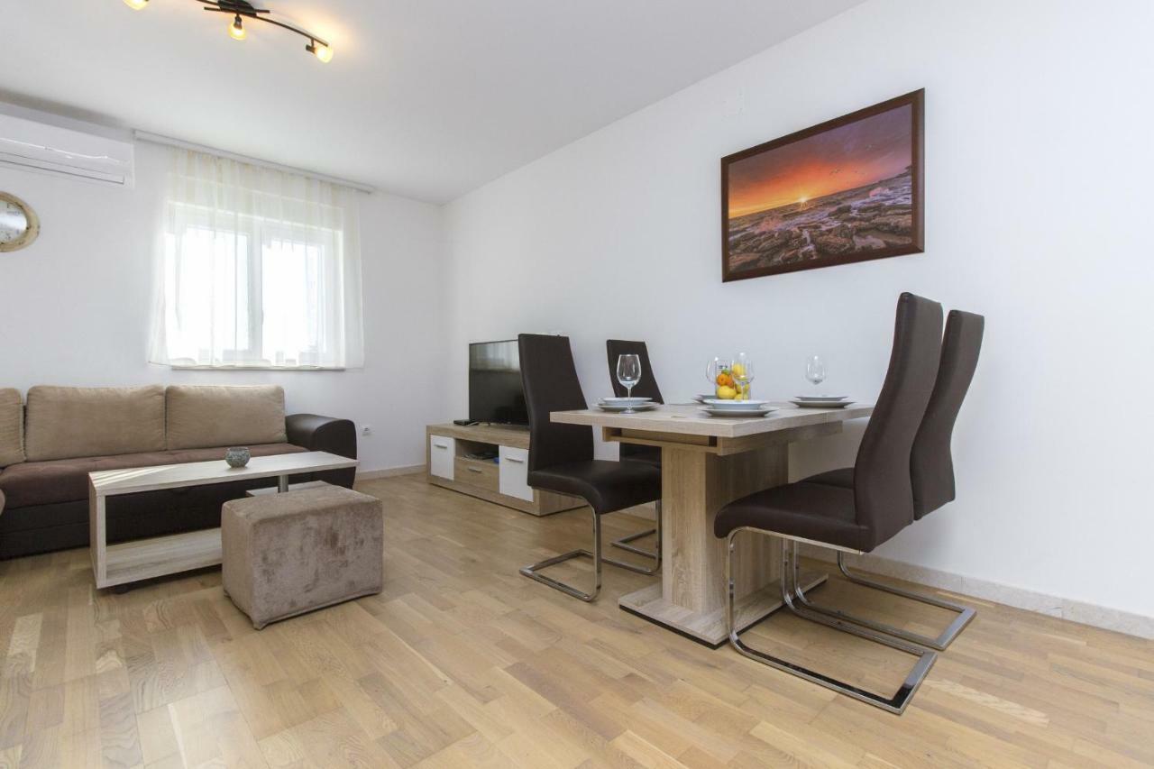 Apartmani Gabriella Vodice Esterno foto