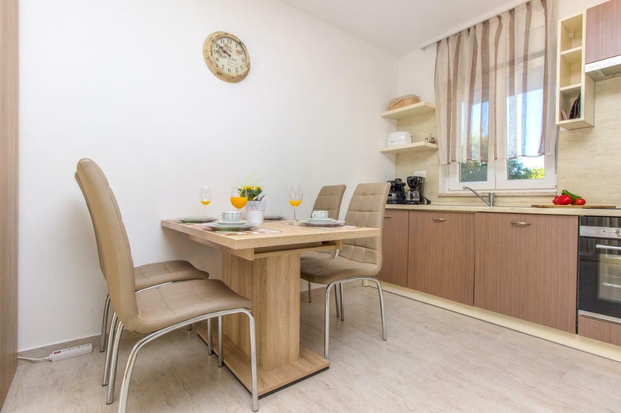 Apartmani Gabriella Vodice Esterno foto
